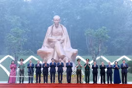 越共中央总书记、国家主席苏林和各位代表出席“胡志明主席与祖国山河盛会”塑像落成仪式。图自越通社