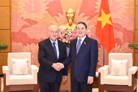 越南国会副主席阮德海会见德国世界大学生协助组织主席卡姆比兹·加瓦米。图自越通社