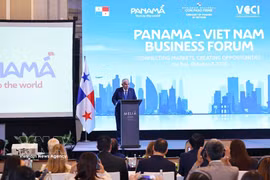 巴拿马共和国总统何塞·劳尔·穆利诺在论坛上发言。图自越通社