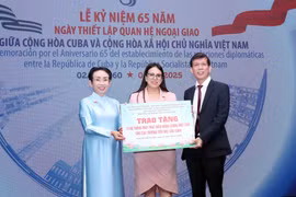 越古友好协会胡志明市分会主席张氏贤、《西贡解放日报》代总编辑阮克文向古巴驻胡志明市总领事阿里亚德内·费奥·拉夫拉达移交为古巴多所小学安装的15套太阳能发电系统。图自越通社