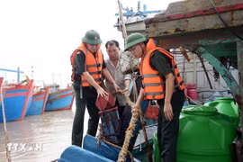 职能力量引导宁平省海盛乡渔民做好台风防范应对工作。图自越通社