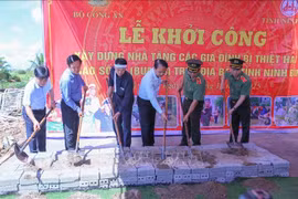 为受第10号台风及其残余环流影响的家庭建设新房的奠基仪式。图自越通社