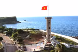 广治省草州岛上的旗台。图自越通社