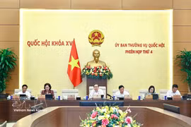 在第四次会议框架下，越南国会常务委员会7月28日下午就《土地法（修正案）》草案提出意见。图自越通社