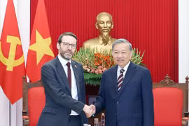 越共中央总书记苏林于10月17日会见英国驻越南大使伊恩·弗鲁。图自越通社
