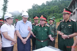 越南人民军副总参谋长阮伯力中将检查九年一贯制寄宿学校建设项目。图自baocaobang.vn