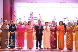 老挝越南奥黛遗产俱乐部委员会正式亮相。图自越通社