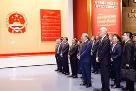 越共中央总书记、国家主席苏林参观中国共产党历史展览馆。图自越通社