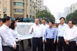越共中央总书记、国家主席苏林检查经过纸桥坊的2.5环路项目。图自越通社