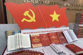 “在党的光荣旗帜下：越南革新40年回顾与奋发图强纪元愿景”的专题展上的书籍。图自越通社