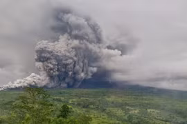 塞梅鲁火山于2025年11月9日爆发。图自越通社