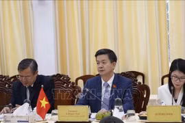 芹苴市委书记黎光松（左二）发表讲话。图自越通社
