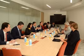 越南国会文化与社会委员会代表团与法国视听与数字通信监管局举行工作会谈。图自越通社