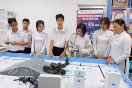 西宁省省新安高中学生在STEM教育实践实验室学习。图自越通社