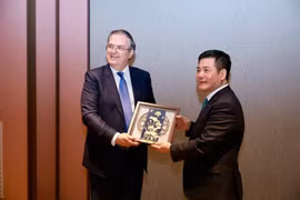 越南工贸部长阮鸿延与墨西哥经济部长马塞洛·埃布拉德·卡绍冯。图自越通社