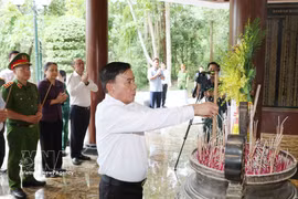 陈锦秀在同禄三岔路口历史遗迹区上香。图自越通社