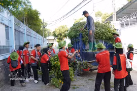 马来西亚大学生参加中美西坊的志愿服务活动。图自越通社