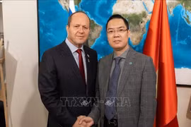 越南驻以色列大使馆商务参赞黎太和和以色列经济产业部长巴尔卡特。图自越通社