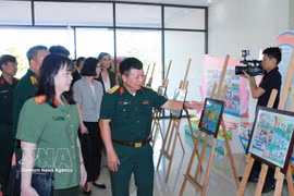 代表们参观越南爆炸物防范图片展。图自越通社