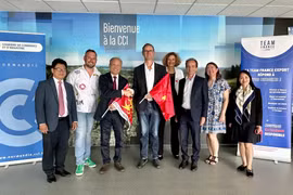 越南驻法国大使馆工作代表团与诺曼底企业代表合影。图自越通社