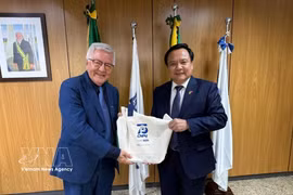 越南驻巴西大使裴文毅与巴西国家科学技术发展委员会主任奥利瓦尔·弗雷雷·儒尼奥尔。图自越通社