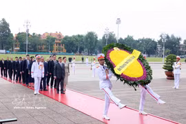 国国王玛哈·哇集拉隆功和王后苏提达·帕查拉素塔皮蒙拉前往胡志明主席陵敬献花圈并入陵瞻仰胡志明主席遗容。图自越通社