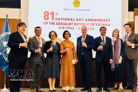 越南驻奥地利大使武黎蔡黄和各位代表举杯庆祝越南国庆81周年。图自越通社