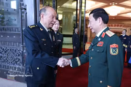 越共中央政治局委员、政府副总理、国防部长潘文江大将会见中共中央军事委员会副主席张升民上将。图自越通社