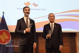 越南驻斯洛伐克大使范长江与斯洛伐克外交和欧洲事务部长尤拉伊·布拉纳尔。图自越通社