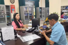 劳动者在胡志明市顺化就业服务中心应聘。图自越通社 