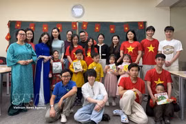 加拿大—越南文化与教育委员会和越南青年小组代表在由加拿大—越南文化与教育委员会举行的越南语教学活动上合影。图自越通社