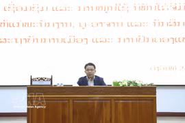 老挝人民革命党中央委员会候补委员、老挝国家政治行政学院党委副书记兼副院长道沙万（Daosavan Kheuamixay）副教授在会上介绍《胡志明全集》一书内容。图自越通社