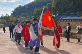 活动期间举行全长250米的“龙之路”巡游。图自越通社