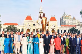 回国出席胡志明市海外侨胞喜迎丙午年新春见面会的海外侨胞代表。图自《人民报》