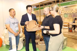 国际客户了解越南手工艺品。图自越通社