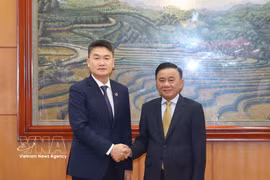 越共中央政治局委员、中央书记处常务书记陈锦秀与老挝人民革命党中央委员、老挝人民革命中央青年团书记通力·西苏里。图自越通社