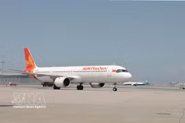 太阳富国航空从河内飞往中国香港的首个航班抵达香港国际机场。图自越通社