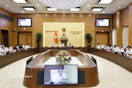 资料图：国会常务委员会第六次会议一场讨论会现场。图自越通社