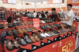 2025年秋季博览会上皮革制鞋产品吸引众多采购商和消费者关注。图自越通社