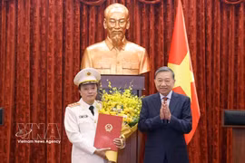 越共中央总书记、国家主席、人民武装力量统帅、国防与安全委员会主席苏林向公安部副部长邓鸿德授予晋升上将军衔决定。图自越通社