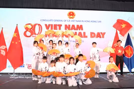 “Ruby’s Dance Crew”社区舞蹈团在中国香港举行的越南国庆纪念活动上的表演节目。图自越通社