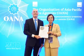 越通社社长武越庄代表越通社在2026年亚太通讯社组织优秀新闻作品大赛颁奖典礼上领奖。图自越通社