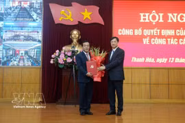 越共中央组织部部长阮维玉向黎德蔡上将颁发决定。图自越通社