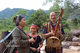 歌侗族族同胞在山西下乡腊赫湖—龙溪生态旅游区表演传统乐器。图自越通社