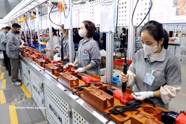 越南兴安省太瑞乡Keystone Electrical越南工厂项目的工人正在生产手持式电动工具 。图自越通社