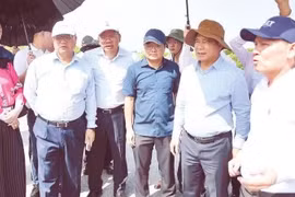 胡志明市人民委员会主席阮文得听取关于隆山液化天然气发电厂项目的报告。图自《人民报》