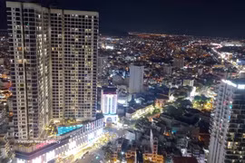 商业住宅和旅游项目点亮芽庄夜间城市景观。图自越通社