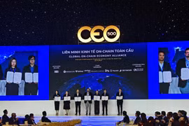 2025年秋季经济论坛框架下，全球链上经济联盟（On-chain Economic Alliance）揭牌仪式。图自越通社