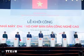 越共中央总书记苏林、政府总理范明政及各位代表出席高科技半导体芯片制造厂动工仪式。图自越通社