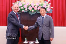 越共中央政治局委员、越南公安部长梁三光大将与诺基亚集团亚太地区业务开发部总经理安德鲁·科普。图自越通社